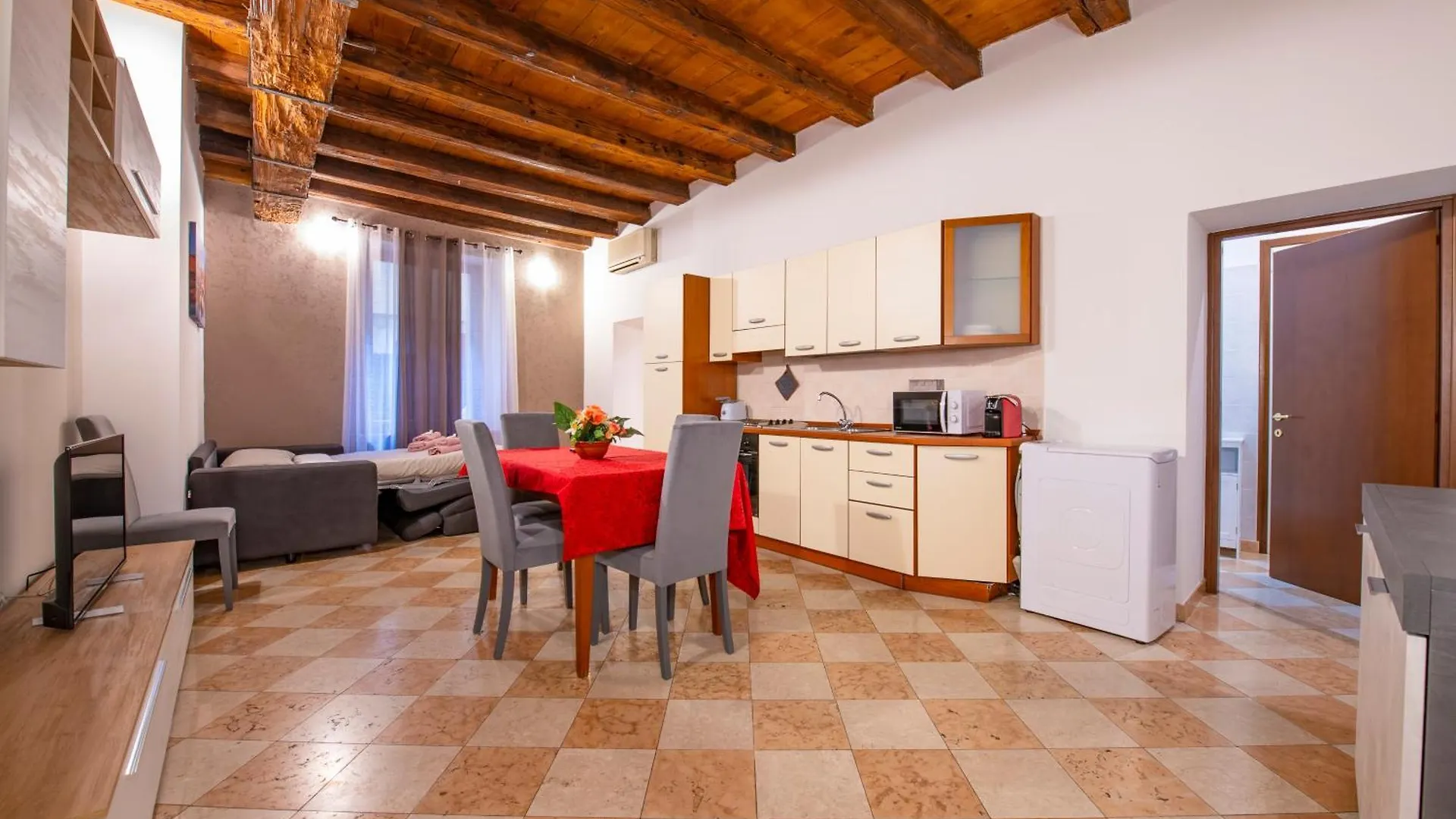 You&Me Mazzini Home Verona centro 0*,  Italia
